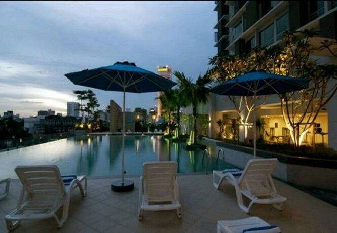 Imagen de la piscina del Hotel Vinos Asia At Swiss Garden. Foto 14