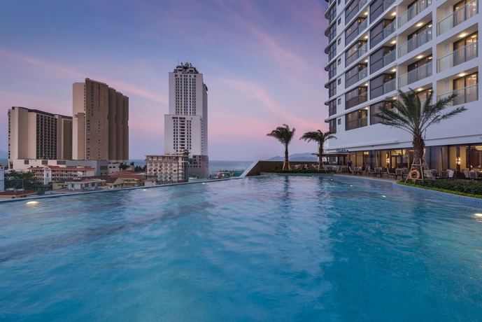 Imagen de la piscina del Hotel Vinpearl Empire Nha Trang, Affiliated by Meli&aacute;. Foto 17