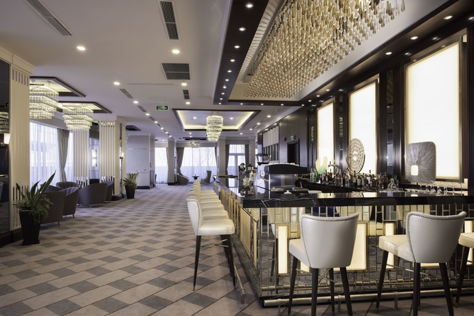 Imagen del bar/restaurante del Hotel Vinpearl Empire Nha Trang, Affiliated by Meli&aacute;. Foto 6