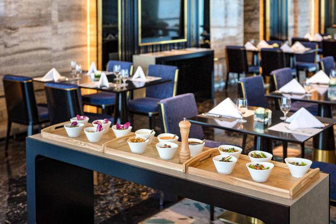 Imagen del bar/restaurante del Hotel Vinpearl Landmark 81, Autograph Collection. Foto 10