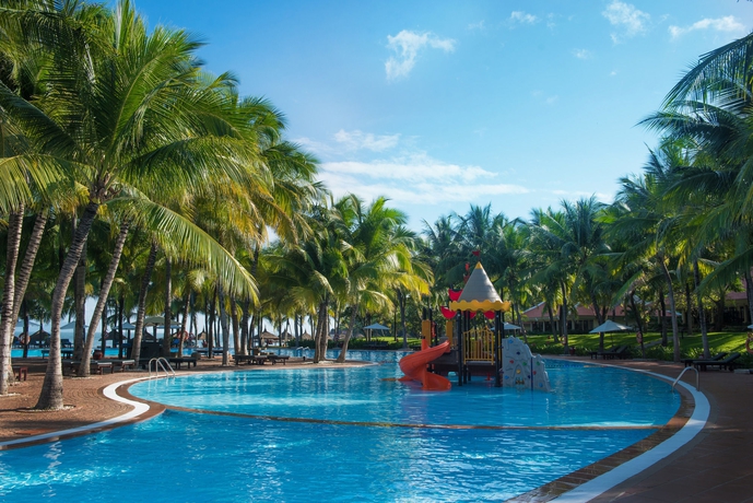 Imagen de la piscina del Hotel Vinpearl Resort Nha Trang. Foto 15