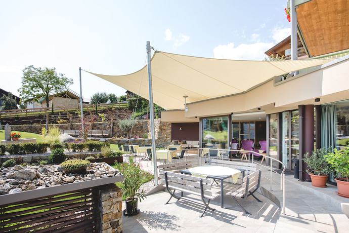 Imagen de los exteriores del Hotel Vinumhotel Feldthurnerhof. Foto 12