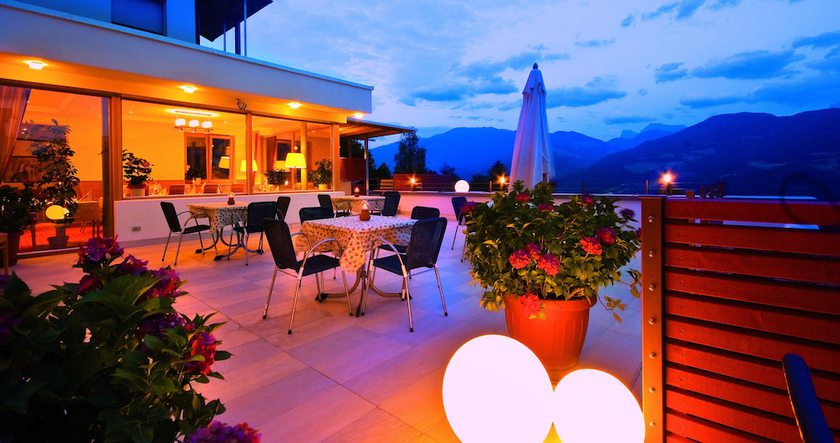 Imagen de los exteriores del Hotel Vinumhotel Feldthurnerhof. Foto 13
