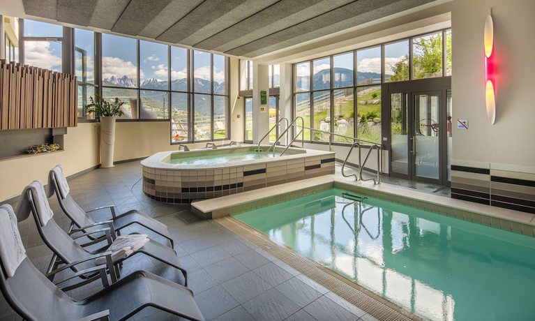 Imagen de la piscina del Hotel Vinumhotel Feldthurnerhof. Foto 18