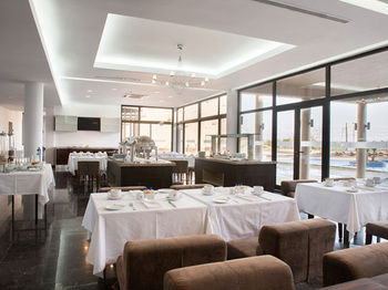 Imagen del bar/restaurante del Hotel Vip Executive Tete. Foto 2