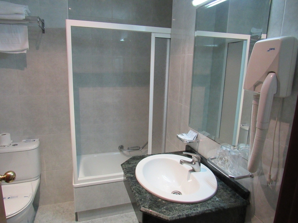 Imagen de la habitación del Hotel Virgen Del Camino. Foto 8