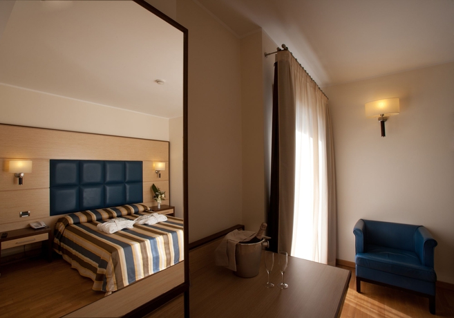 Imagen de la habitación del Hotel Virgilio Grand. Foto 12