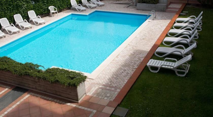 Imagen de la piscina del Hotel Virgilio Residence. Foto 12