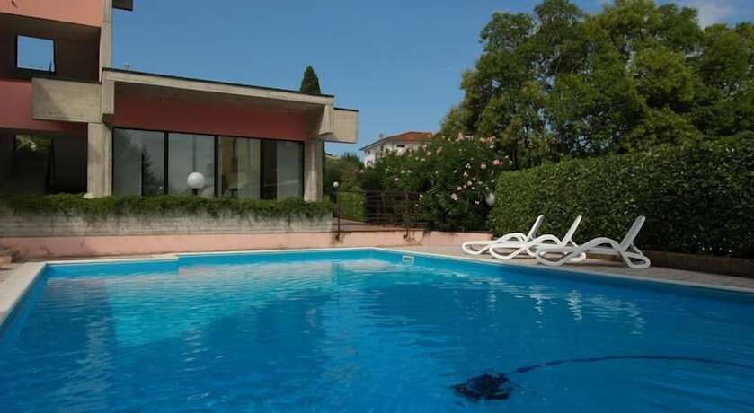Imagen de la piscina del Hotel Virgilio Residence. Foto 14
