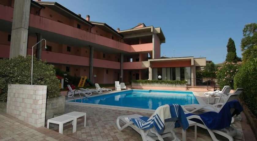 Imagen de la piscina del Hotel Virgilio Residence. Foto 15