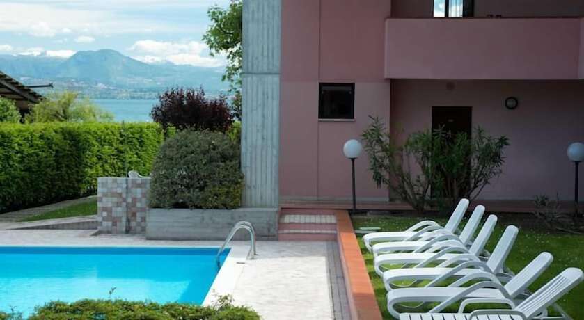 Imagen de la piscina del Hotel Virgilio Residence. Foto 16