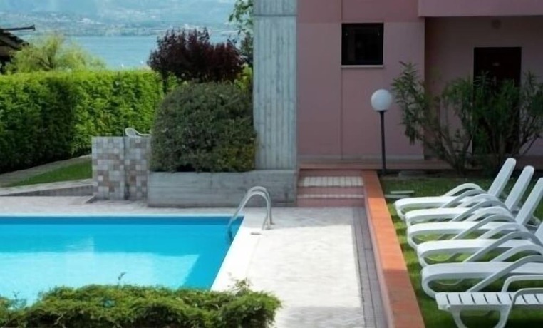 Imagen de la piscina del Hotel Virgilio Residence. Foto 17