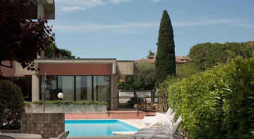 Imagen de la piscina del Hotel Virgilio Residence. Foto 18