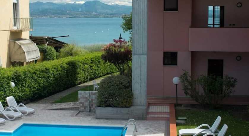 Imagen de la piscina del Hotel Virgilio Residence. Foto 19