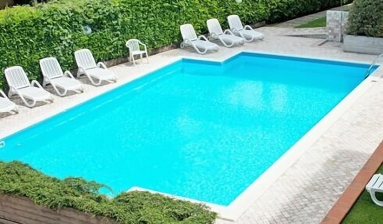 Imagen de la piscina del Hotel Virgilio Residence. Foto 20