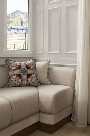 Imagen de la habitación del Hotel Virgin Edinburgh. Foto 4