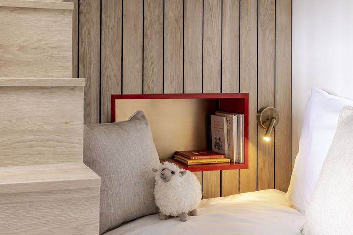 Imagen de la habitación del Hotel Virgin Edinburgh. Foto 16