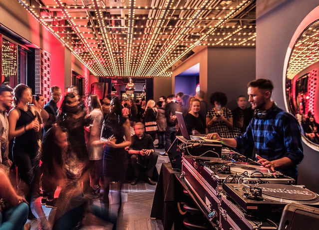 Imagen de los interiores del Hotel Virgin Hotels Chicago. Foto 9