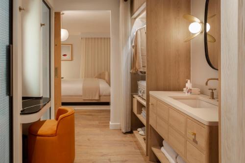 Imagen de la habitación del Hotel Virgin Hotels Glasgow. Foto 7