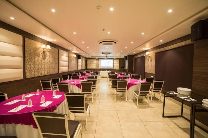 Imagen del bar/restaurante del Hotel Virgo Sumeru. Foto 10