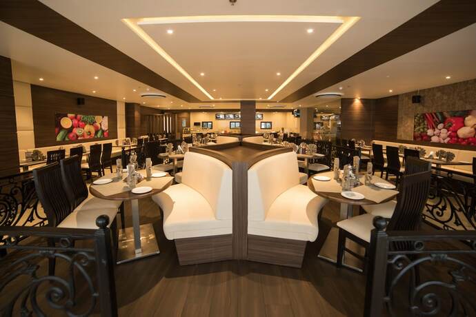 Imagen del bar/restaurante del Hotel Virgo Sumeru. Foto 11