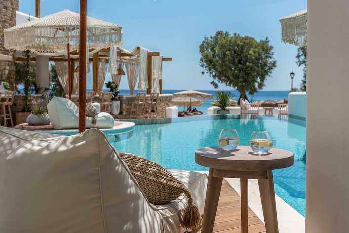Imagen de la piscina del Hotel Virtu Suites. Foto 7