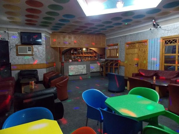 Imagen del bar/restaurante del Hotel Visa Karenas. Foto 2