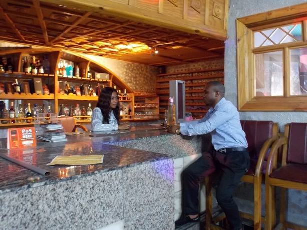 Imagen del bar/restaurante del Hotel Visa Karenas. Foto 4