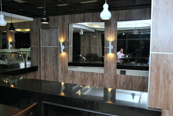 Imagen del bar/restaurante del Hotel Visconde. Foto 24