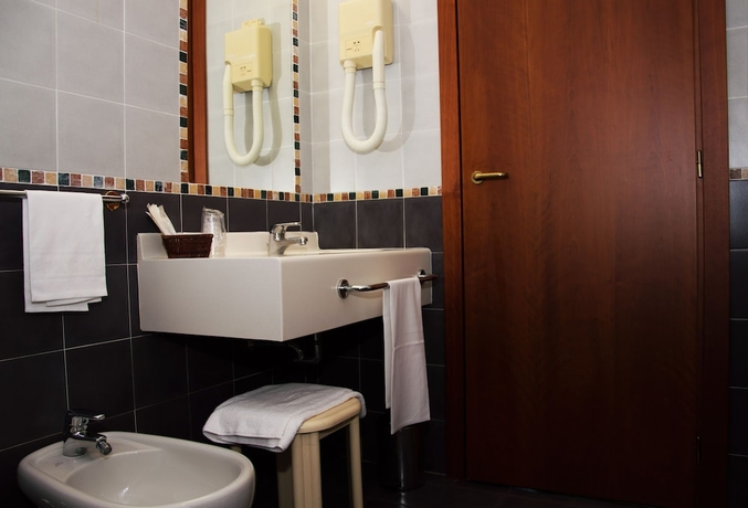 Imagen de la habitación del Hotel Visconti. Foto 8