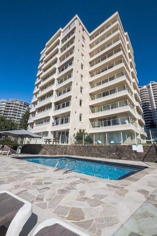 Imagen de la piscina del Hotel Viscount On The Beach. Foto 13