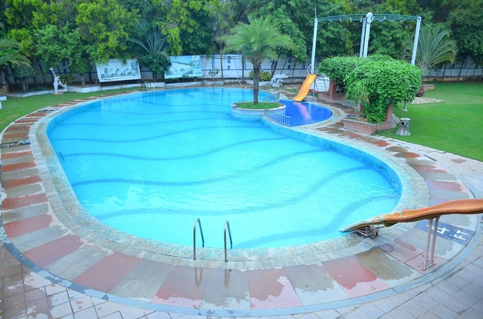 Imagen de la piscina del Hotel Vishal Prakruthi Resorts. Foto 19