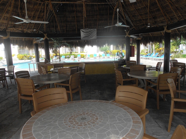 Imagen de la piscina del Hotel Vista Vallarta All Suites On The Beach. Foto 15