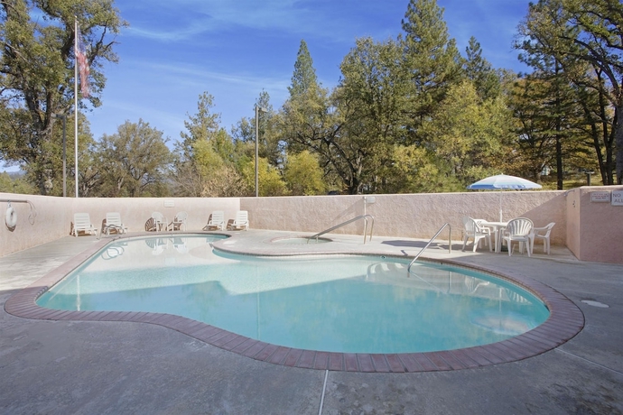 Imagen de la piscina del Hotel Vista Yosemite Inn Oakhurst. Foto 14