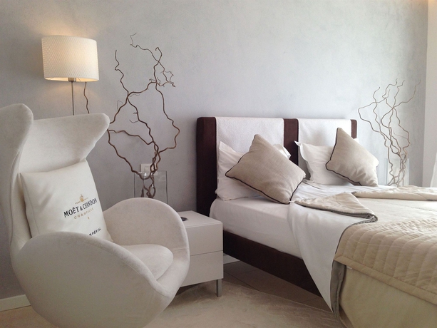 Imagen de la habitación del Hotel Vistamare Suite. Foto 2
