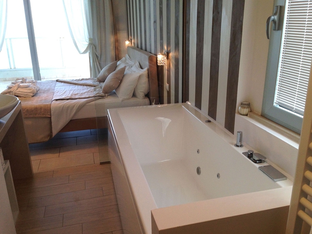 Imagen de la habitación del Hotel Vistamare Suite. Foto 3