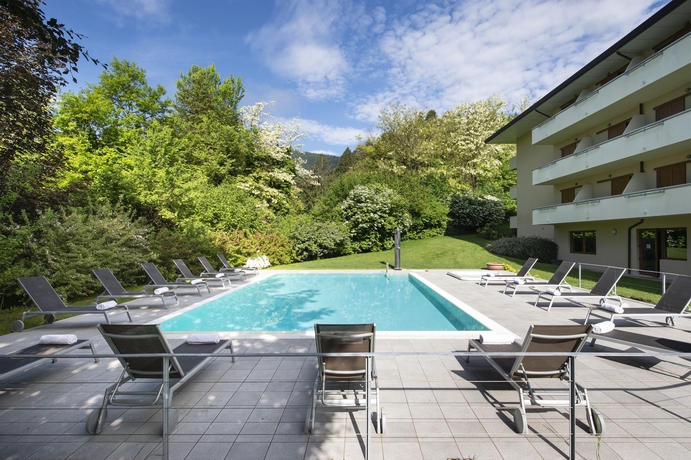 Imagen de la piscina del Hotel Vital Flora. Foto 16