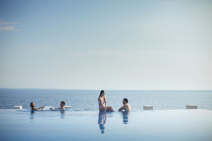 Imagen de la piscina del Hotel Vitality Punta. Foto 16