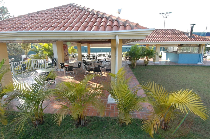 Imagen de los exteriores del Hotel Vit&oacute;ria Convention Indaiatuba. Foto 9