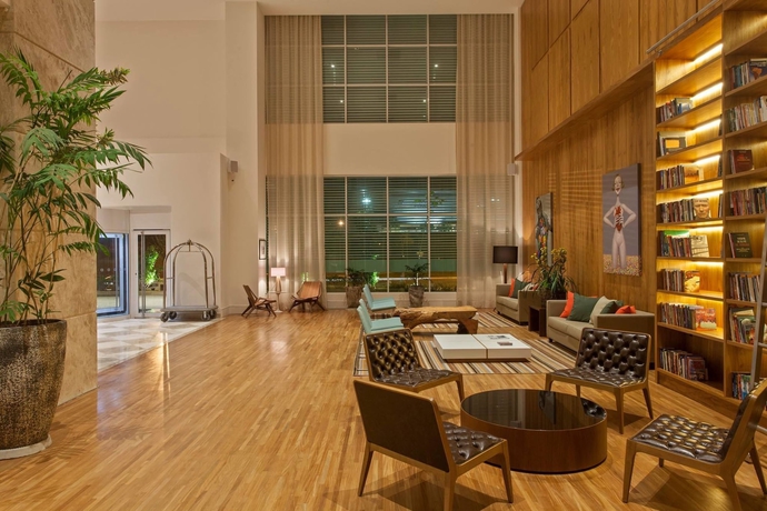 Imagen del bar/restaurante del Hotel Vit&oacute;ria Convention Paul&iacute;nia. Foto 3