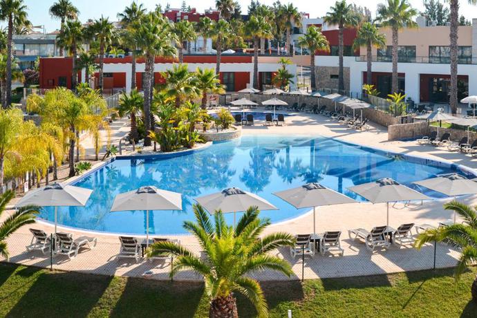 Imagen de la piscina del Hotel Vitor's Village. Foto 10