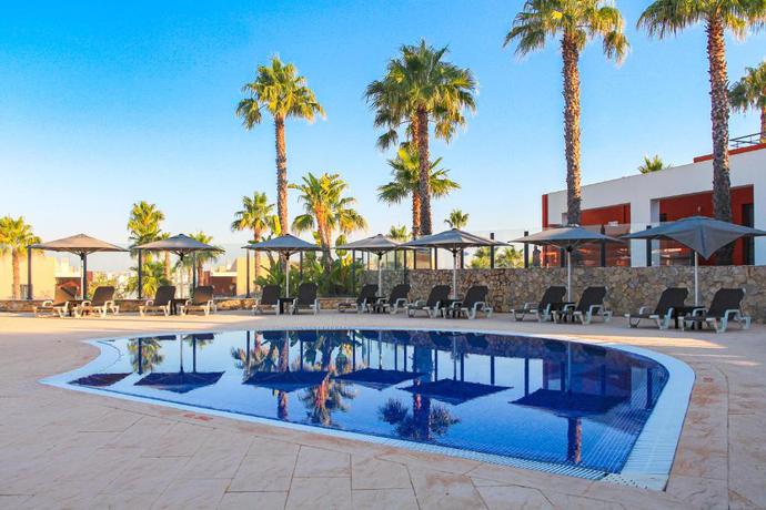 Imagen de la piscina del Hotel Vitor's Village. Foto 12