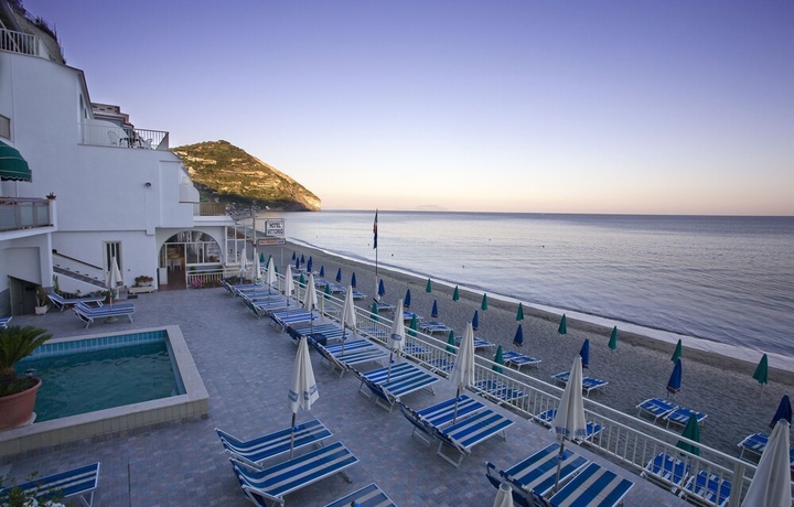 Imagen de la habitación del Hotel Vittorio Beach Resort. Foto 17