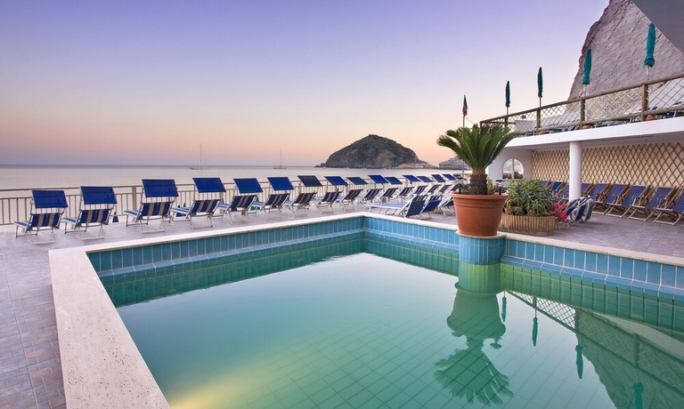 Imagen de la habitación del Hotel Vittorio Beach Resort. Foto 19