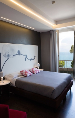Imagen de la habitación del Hotel Vittorio, Desenzano del Garda. Foto 3