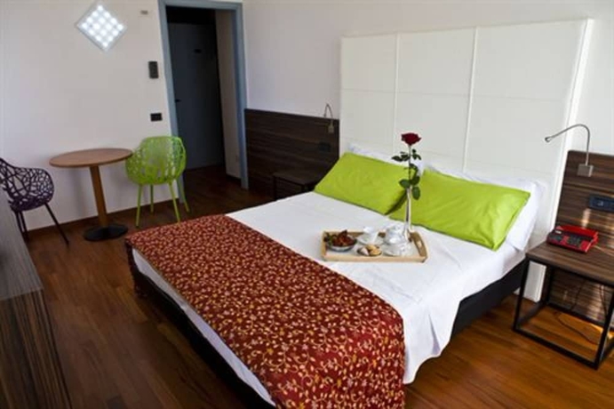 Imagen de la habitación del Hotel Vittorio, Desenzano del Garda. Foto 5