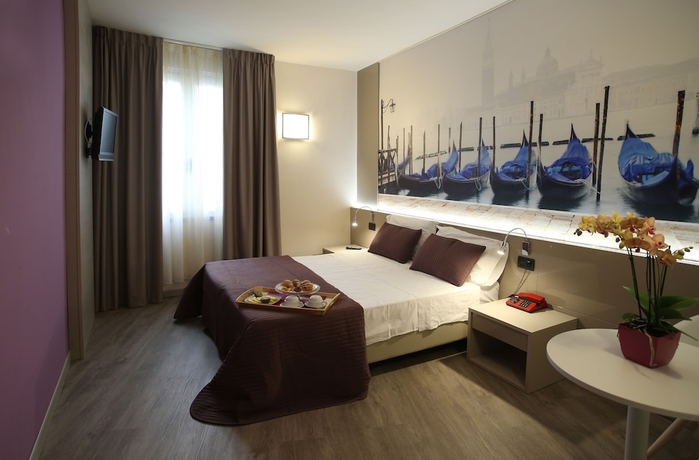 Imagen de la habitación del Hotel Vittorio, Desenzano del Garda. Foto 14