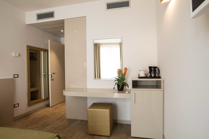 Imagen de la habitación del Hotel Vittorio, Desenzano del Garda. Foto 15