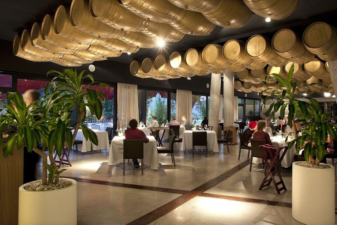 Imagen del bar/restaurante del Hotel Viura. Foto 3
