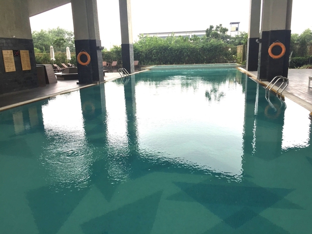 Imagen de la piscina del Hotel Vivanta New Delhi, Dwarka. Foto 19